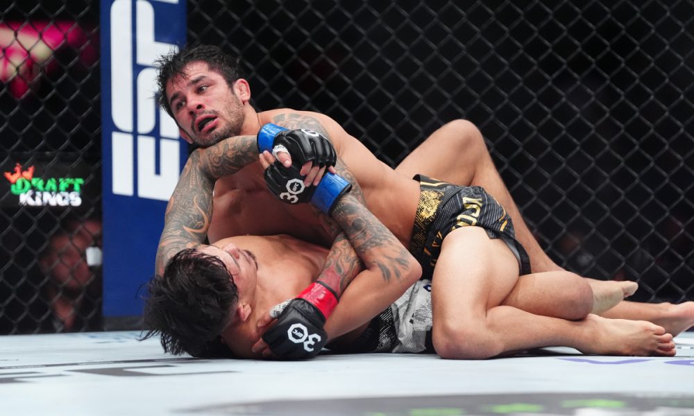 Alexandre Pantoja trabalha no chão contra Brandon Royval no UFC 296.