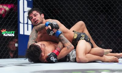 Alexandre Pantoja trabalha no chão contra Brandon Royval no UFC 296.