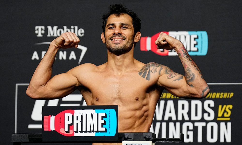 Alexandre Pantoja posa para fotos logo após se pesar para o UFC 296
