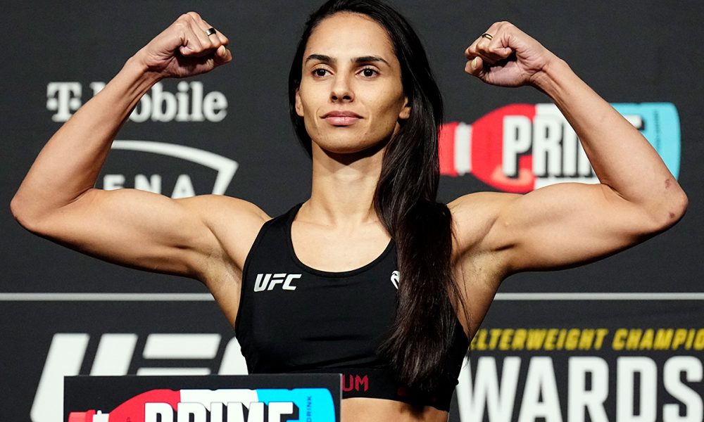 Ariane Lipski bate o peso e posa para fotos durante a pesagem oficial do UFC 296