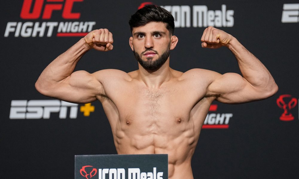 Arman Tsarukyan posa para fotos após bater o peso para luta no UFC