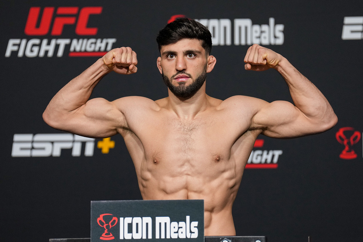 Arman Tsarukyan posa para fotos após bater o peso para luta no UFC