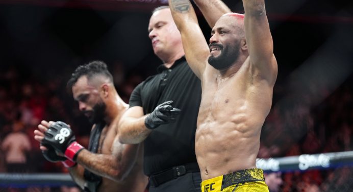 Ex-campeão do UFC, Deiveson mostra segurança e vence estreia no peso-galo