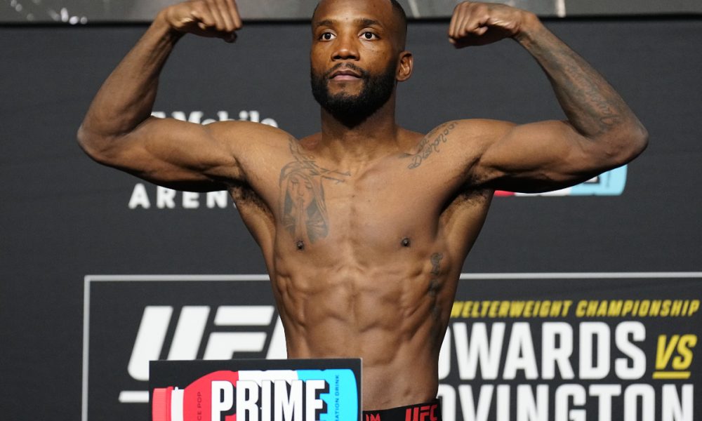 Leon Edwards posa para fotos logo após se pesar para o UFC 296