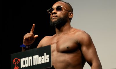 Manel Kape posa para fotos após bater o peso antes de sua luta no UFC