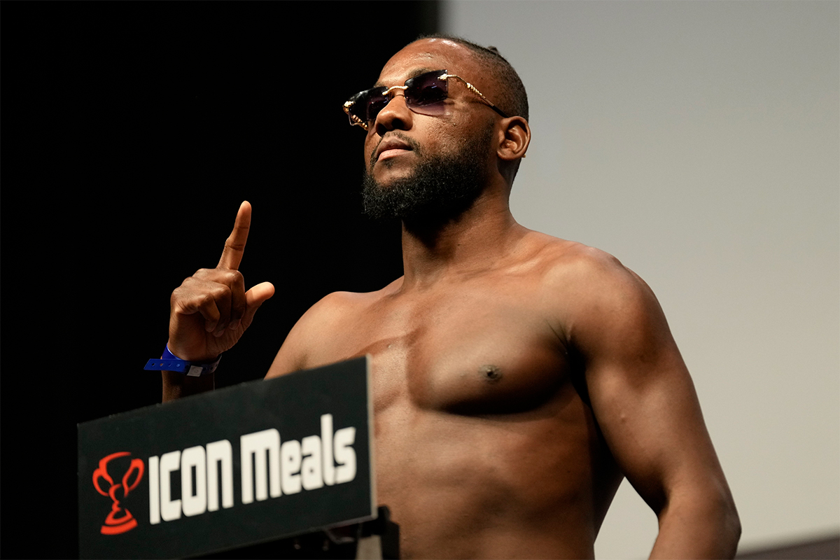 Manel Kape posa para fotos após bater o peso antes de sua luta no UFC