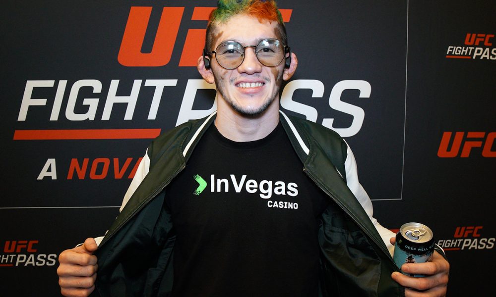 Melqui Costa posa para foto após dar entrevista para a Ag Fight em Las Vegas
