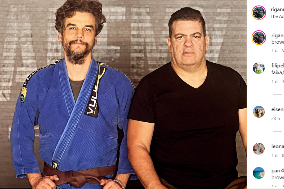 Ator Wagner Moura recebe a faixa-marrom de jiu-jitsu nos EUA