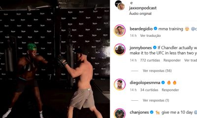 Chandler Jones, irmão de Jon Jones, fazendo treino de manopla.