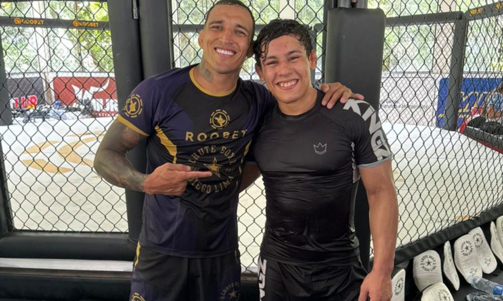 Charles Do Bronxs e Mica Galvão posam para foto após treino na Chute Boxe Diego Lima.