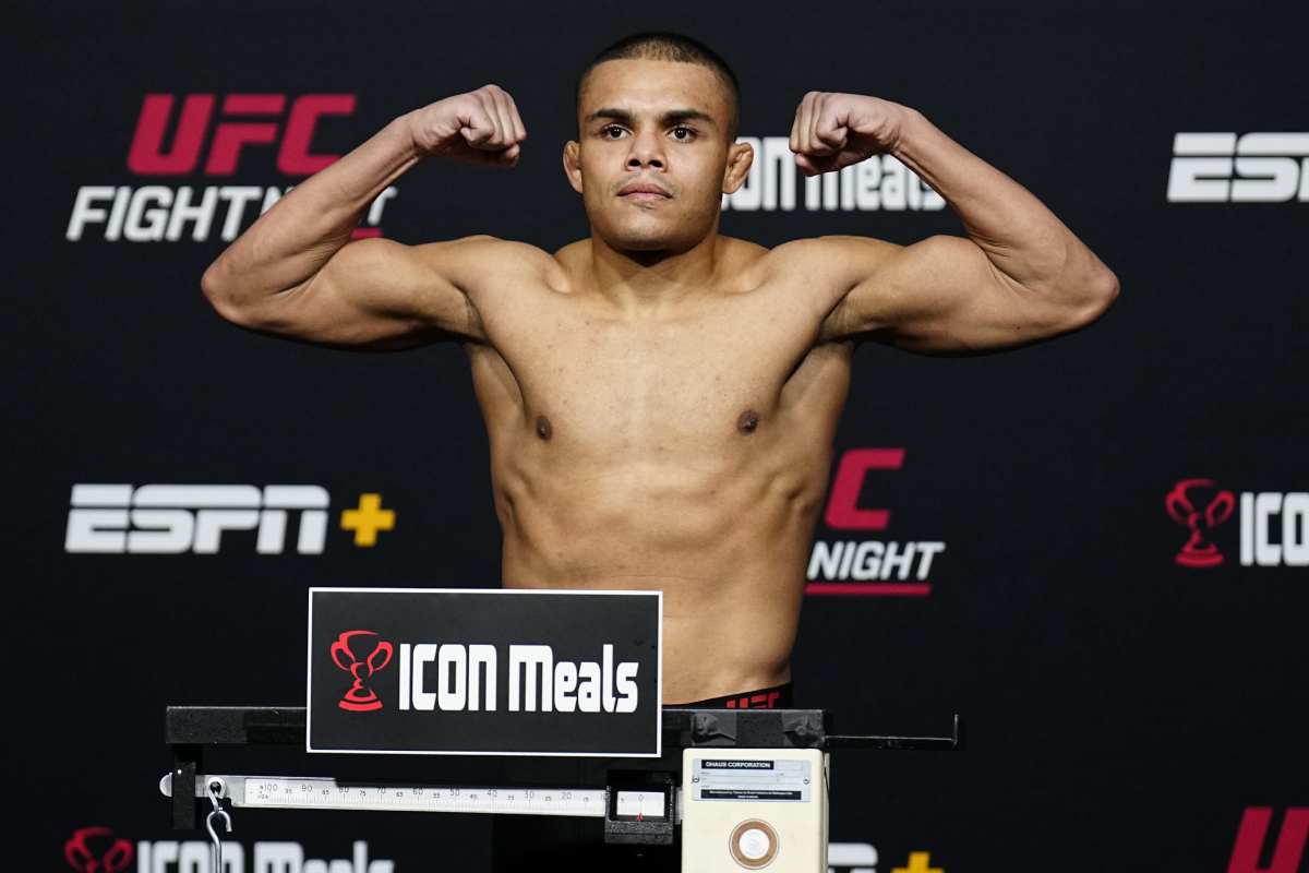 Nikolas Motta na pesagem do UFC Vegas 84.