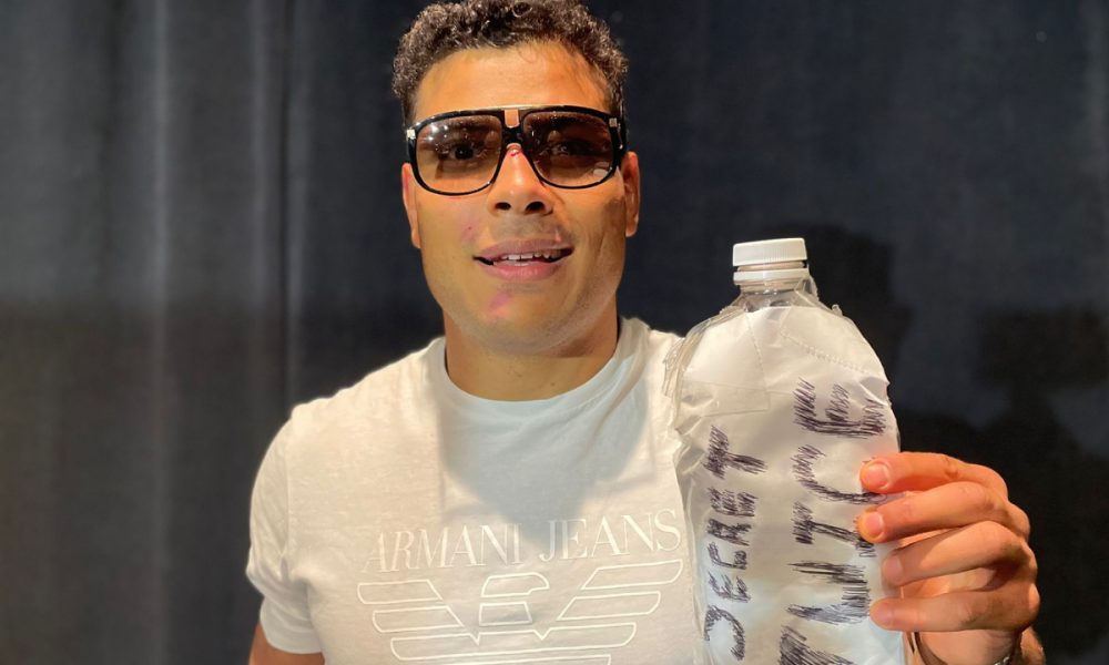 Paulo Borrachinha posa com a garrafa de 'secret juice'.