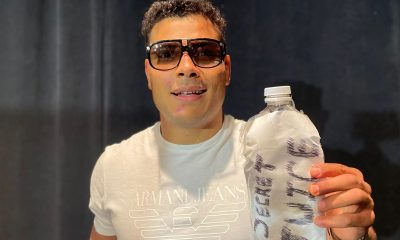 Paulo Borrachinha posa com a garrafa de 'secret juice'.