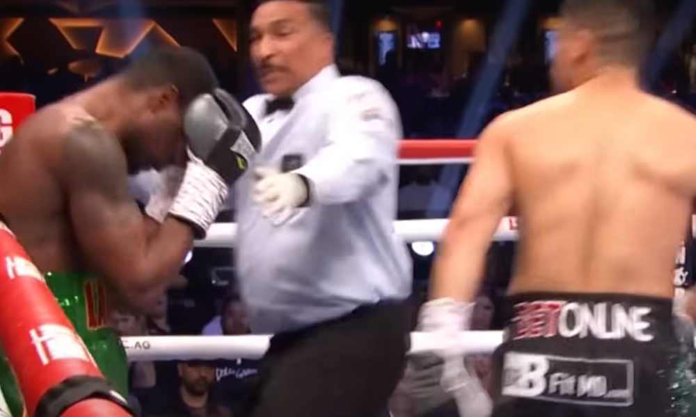 O árbitro Tony Weeks protagonizou uma polêmica no boxe.