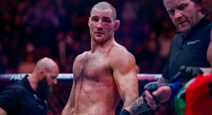 Strickland compartilha momento da cabeçada de Du Plessis e desabafa: “Venci a luta”