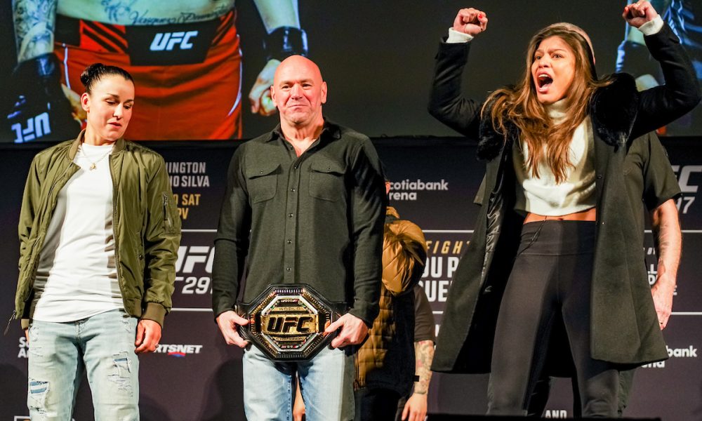 Mayra Sheetara (à direita) e Raquel Pennington na coletiva de imprensa do UFC 297.