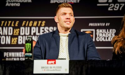 Dricus du Plessis sorri durante a coletiva de imprensa do UFC 297