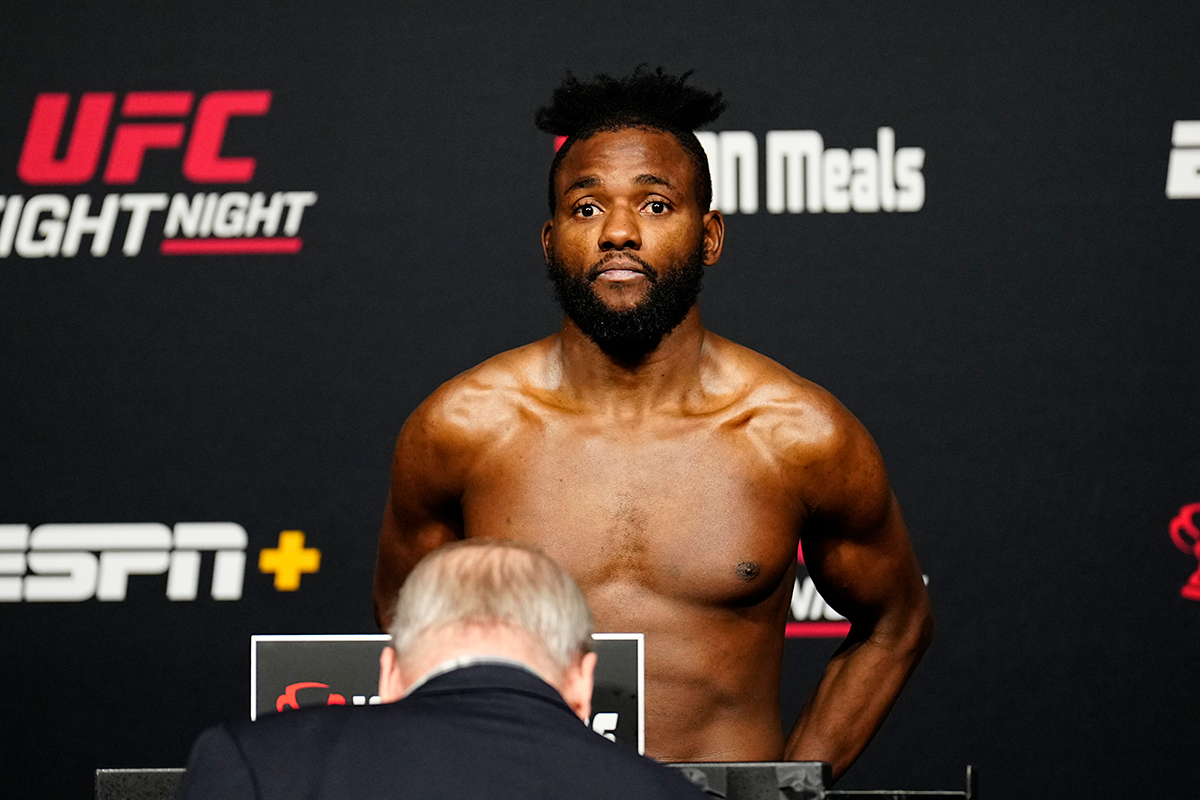 Manel Kape posa para fotos appós não bater o peso correto de sua categoria