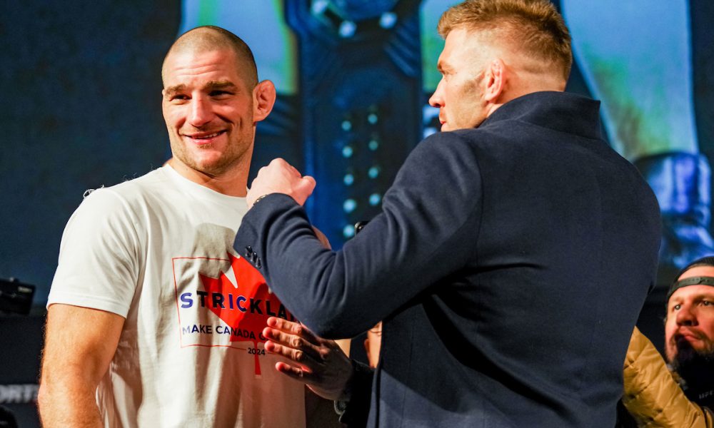 Sean Strickland e Dricus du Plessis fazem encarada após a coletiva de imprensa do UFC 297