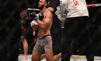 Dominick Reyes se ajoelha no octógono do UFC Londres.