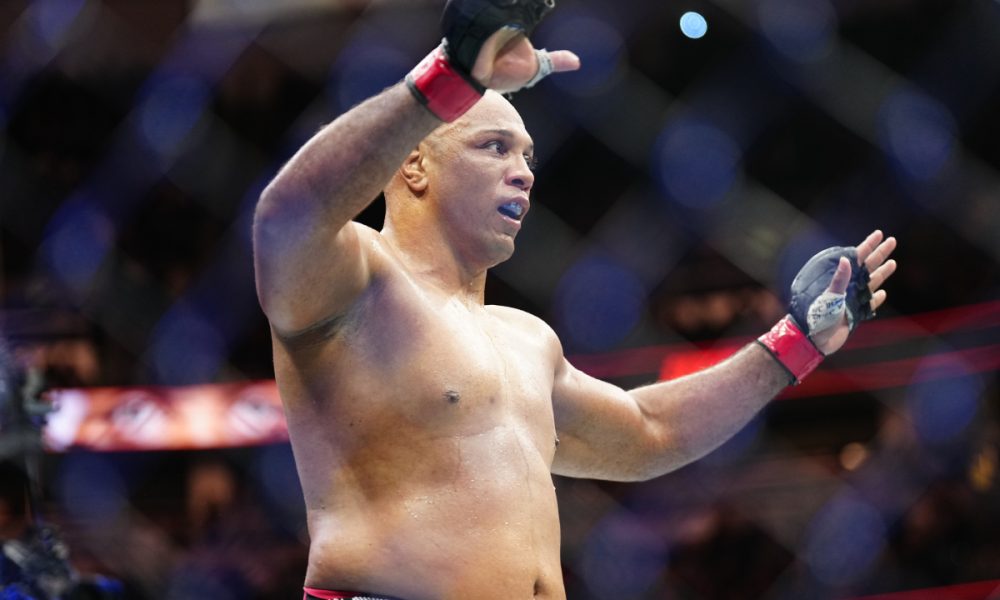 Marcos Pezão venceu Junior Tafa no UFC 298.