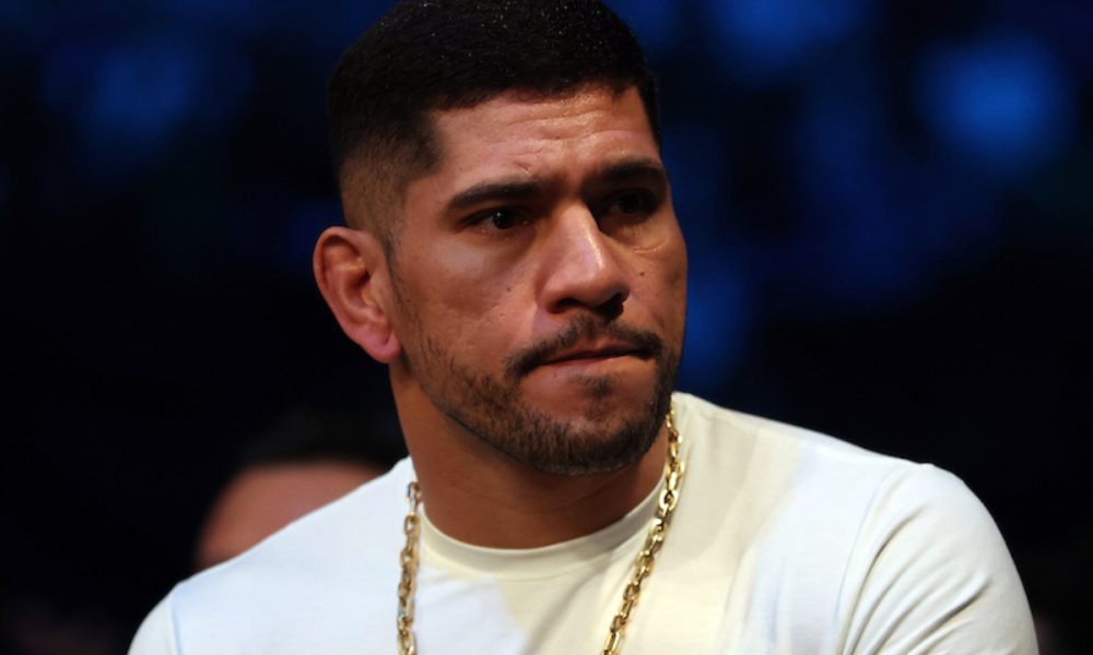 Alex Poatan é campeão dos meio-pesados do UFC