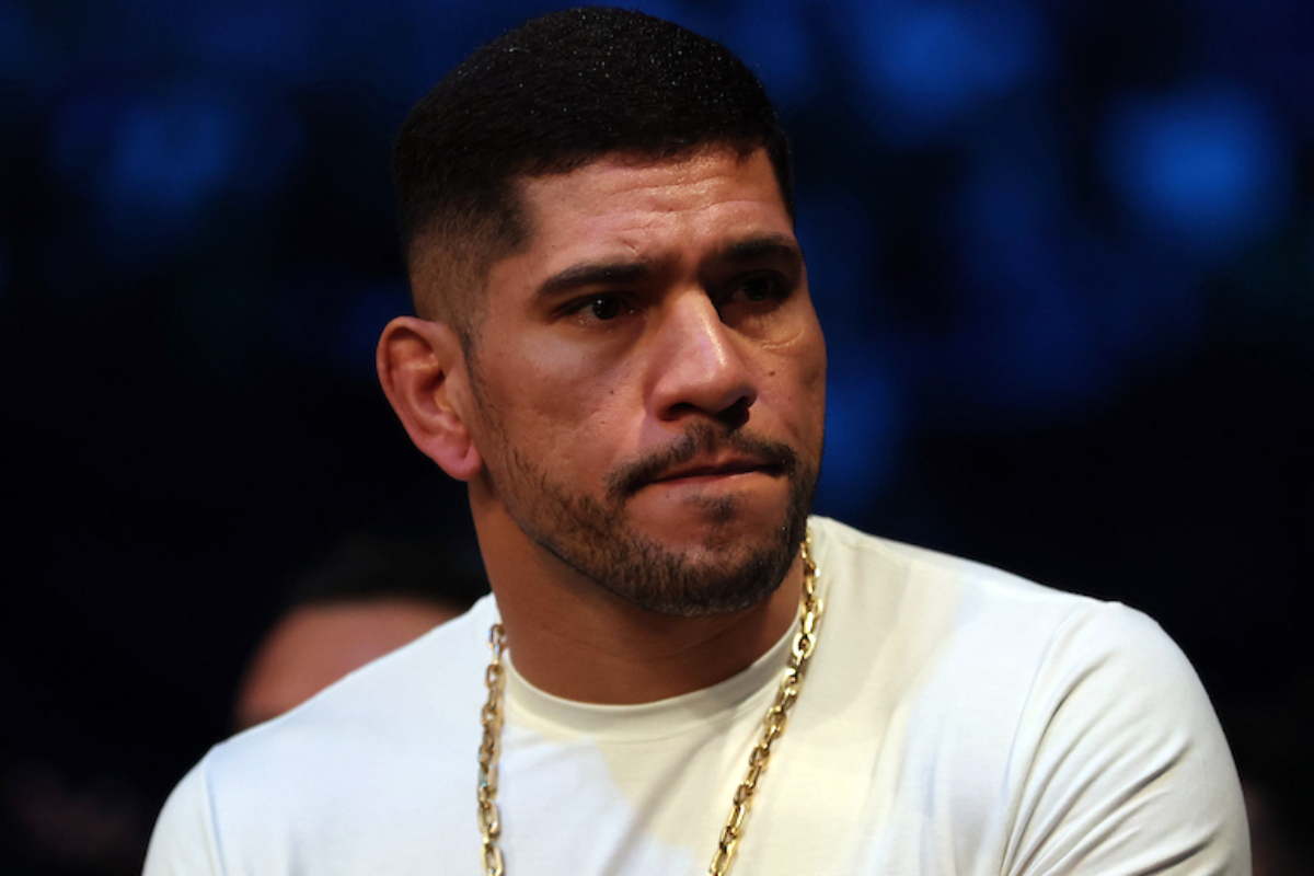 Alex Poatan é campeão dos meio-pesados do UFC