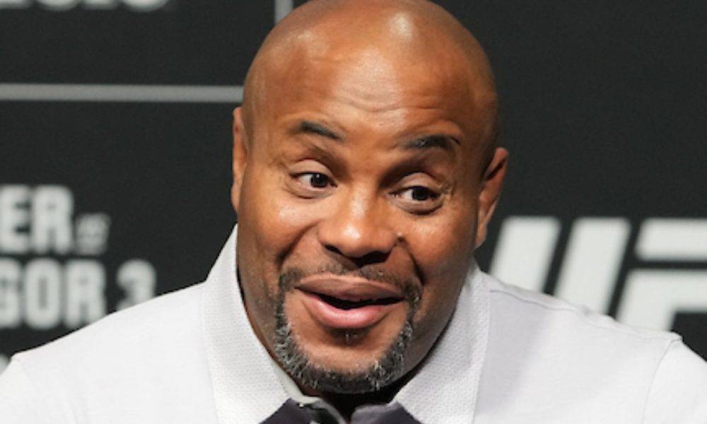 Ex-campeão do UFC, Daniel Cormier integra o Hall da Fama da organização e atua como comentarista