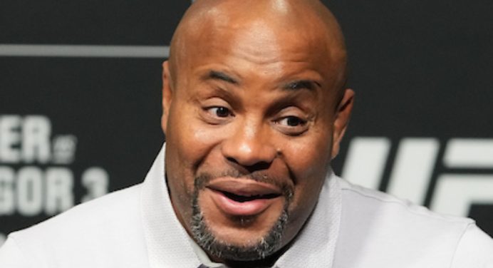 Cormier faz campanha por superluta entre Jon Jones e Alex Poatan no UFC