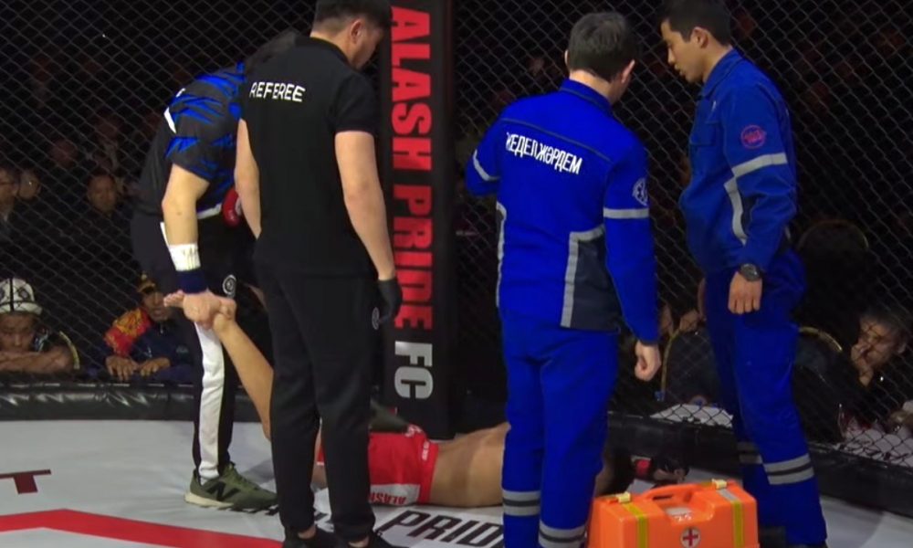 Makhmudkhan Beibit venceu luta após protagonizar cena inusitada