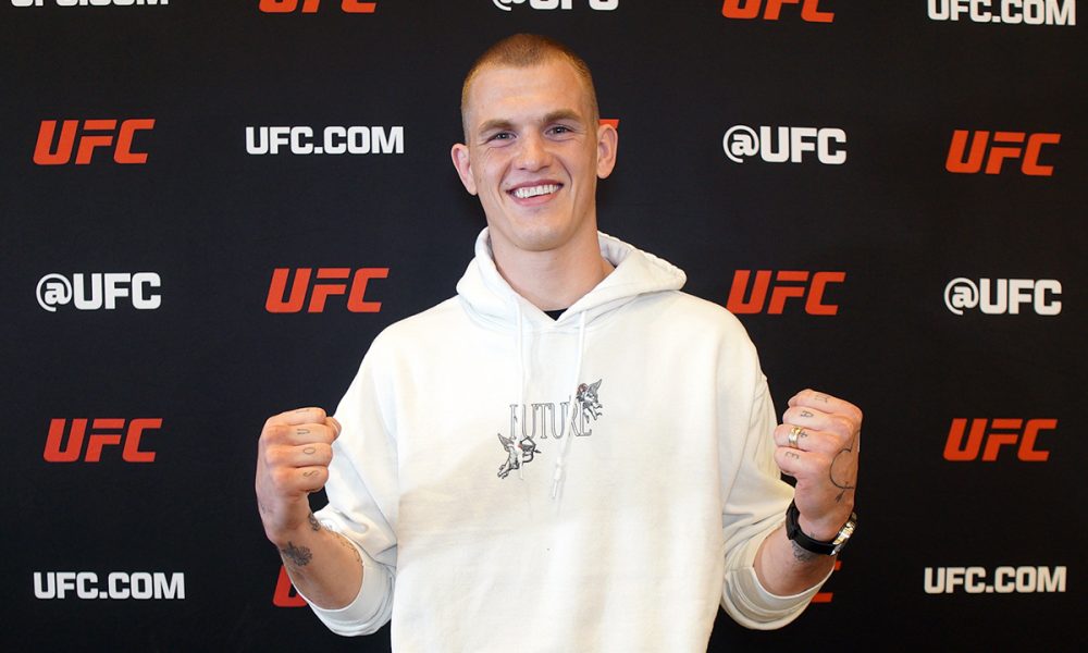 Ian Machado Garry posa para fotos após conversar com a reportagem da Ag Fight