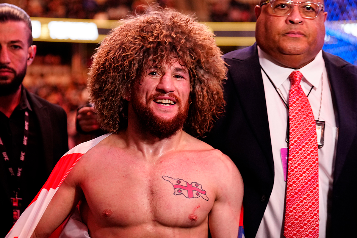 Merab Dvalishvili posa para fotos após vencer Henry Cejudo no UFC 298