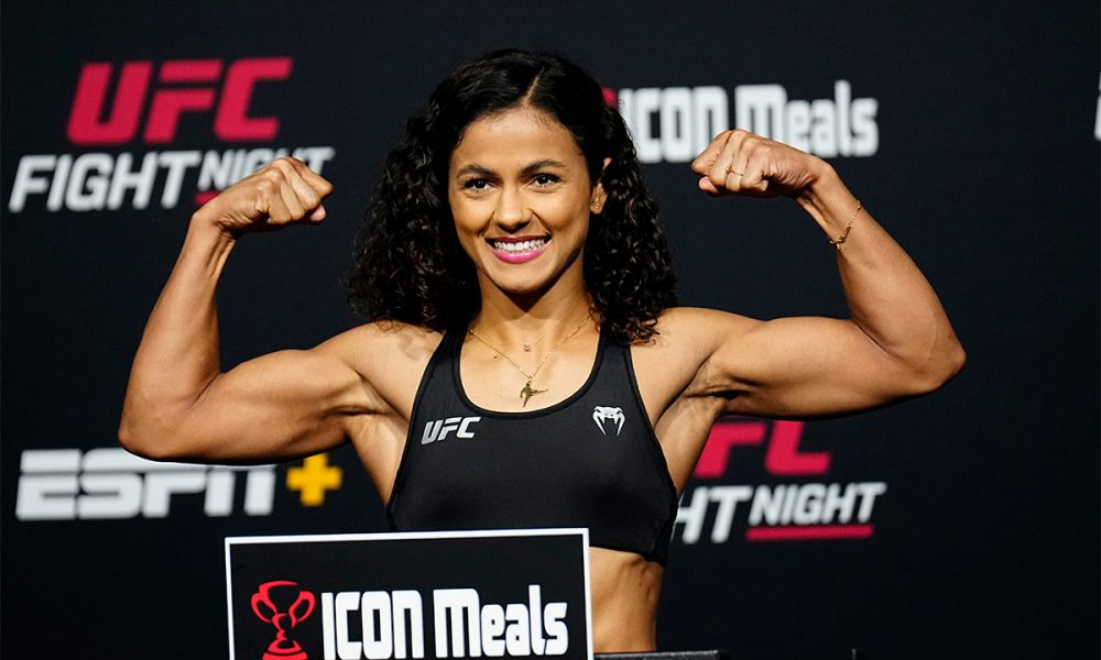 Natália Silva posa para fotos após bater o peso para o UFC Vegas 85