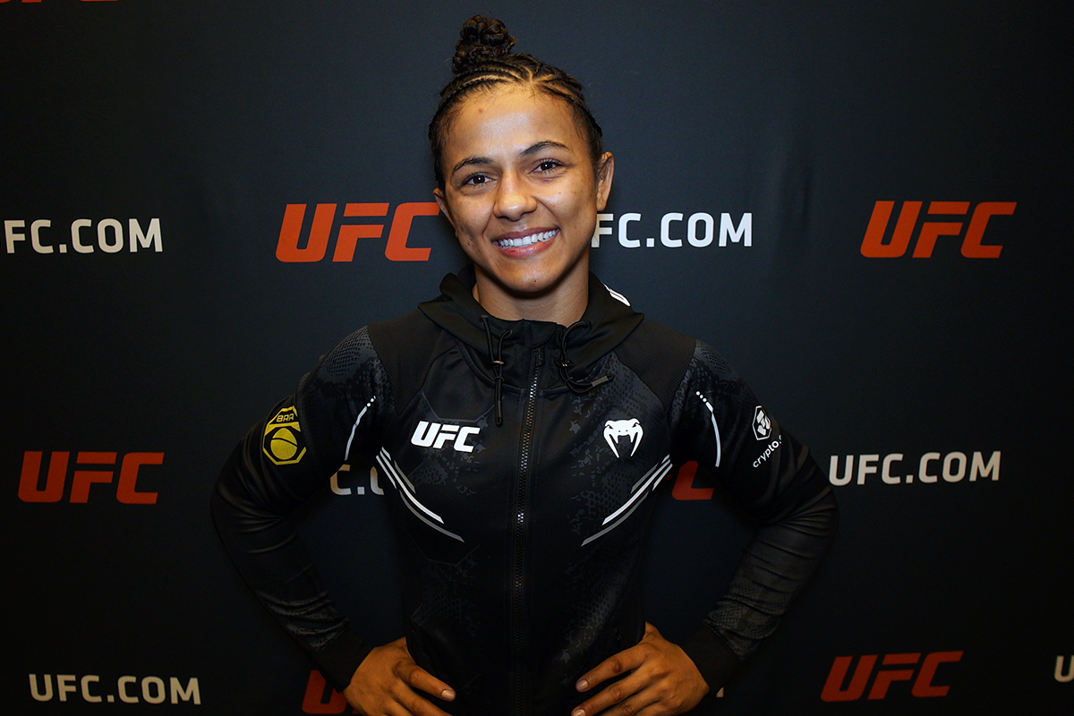 Natalia Silva posa para fotos após dar entrevista para a reportagem da Ag Fight