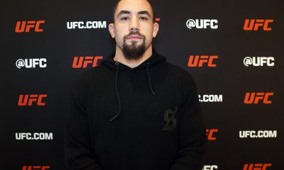 Robert Whittaker posa para fotos após conversar com a reportagem da Ag Fight