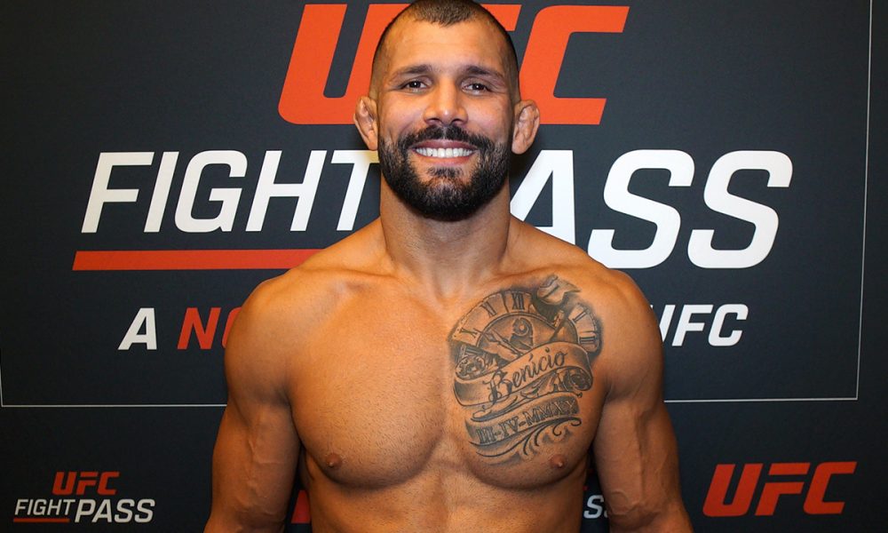 Rodolfo Vieira posa para fotos após conversar com a reportagem da Ag Fight