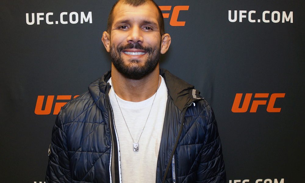 Rodolfo Vieira posa para fotos após conceder entrevista para a Ag Fight no UFC Apex