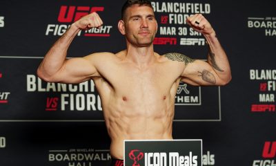 Chris Weidman posa na balança da pesagem oficial do UFC Atlantic City.