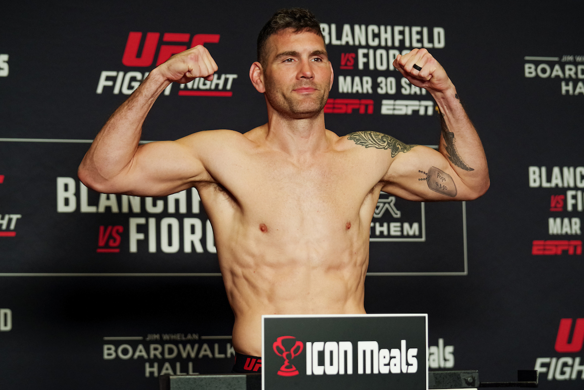 Ex-campeão do UFC, Weidman promete atenção para evitar nova fratura à la Anderson Silva