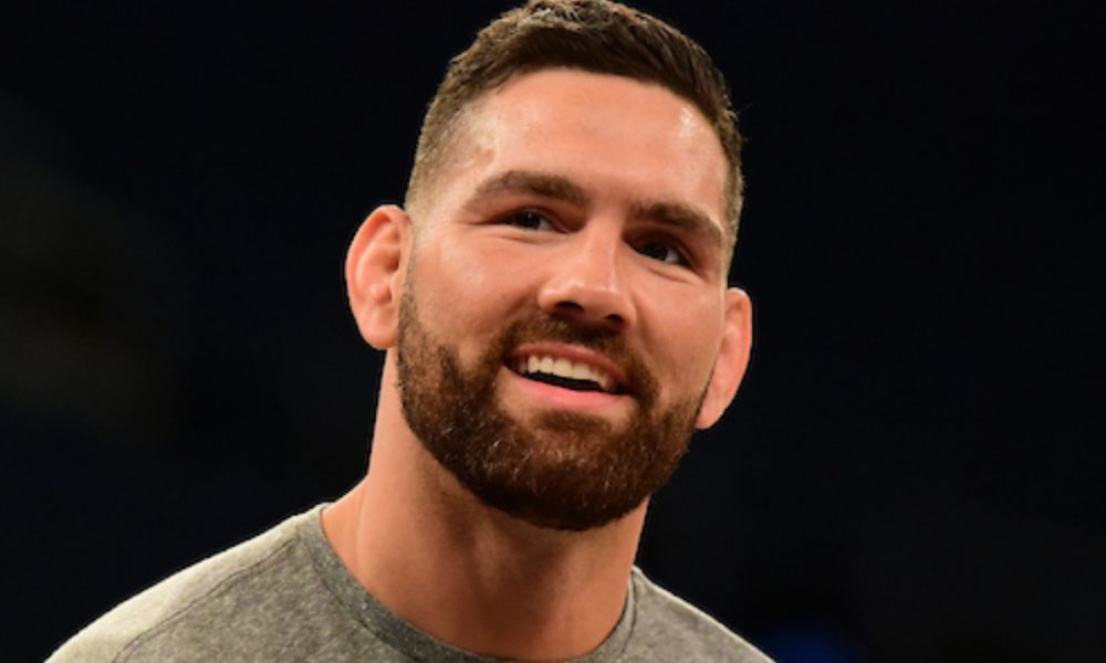 Chris Weidman sorri no treino aberto do UFC 230.