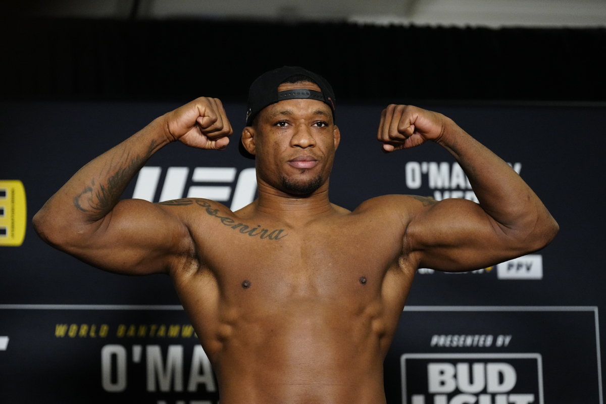 Jailton Malhadinho na pesagem oficial do UFC 299.