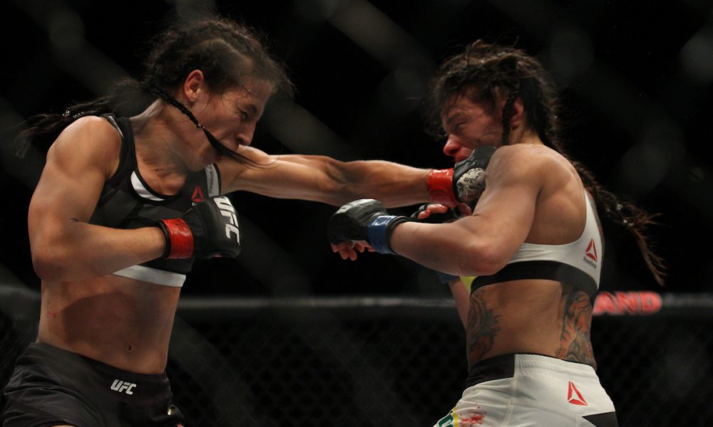 Joanna Jedrzejczyk e CláudIa Gadelha duelam no UFC, em 2016.