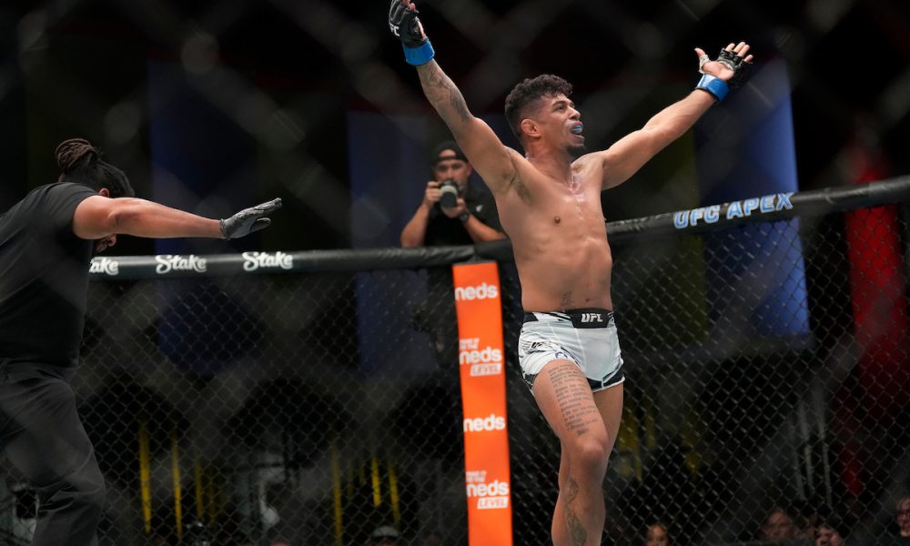 Jonathan Martinez celebra sua vitória no UFC Vegas 62.