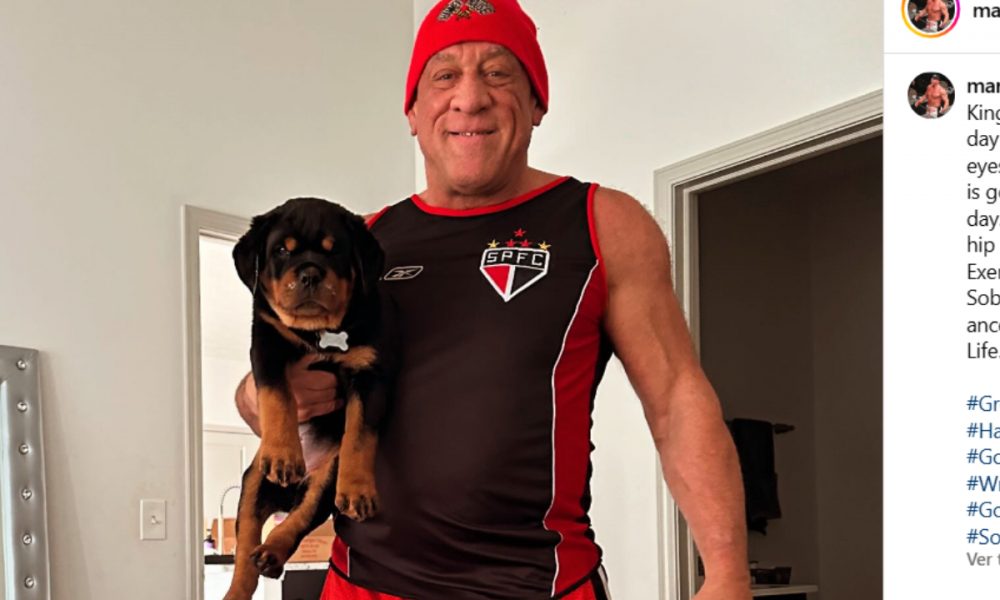 Mark Coleman com a camiseta do São Paulo.