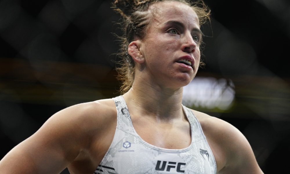 Maycee Barber no octógono do UFC 299.