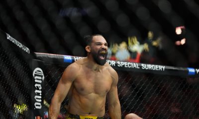 Michel Pereira comemora sua vitória no UFC 299.
