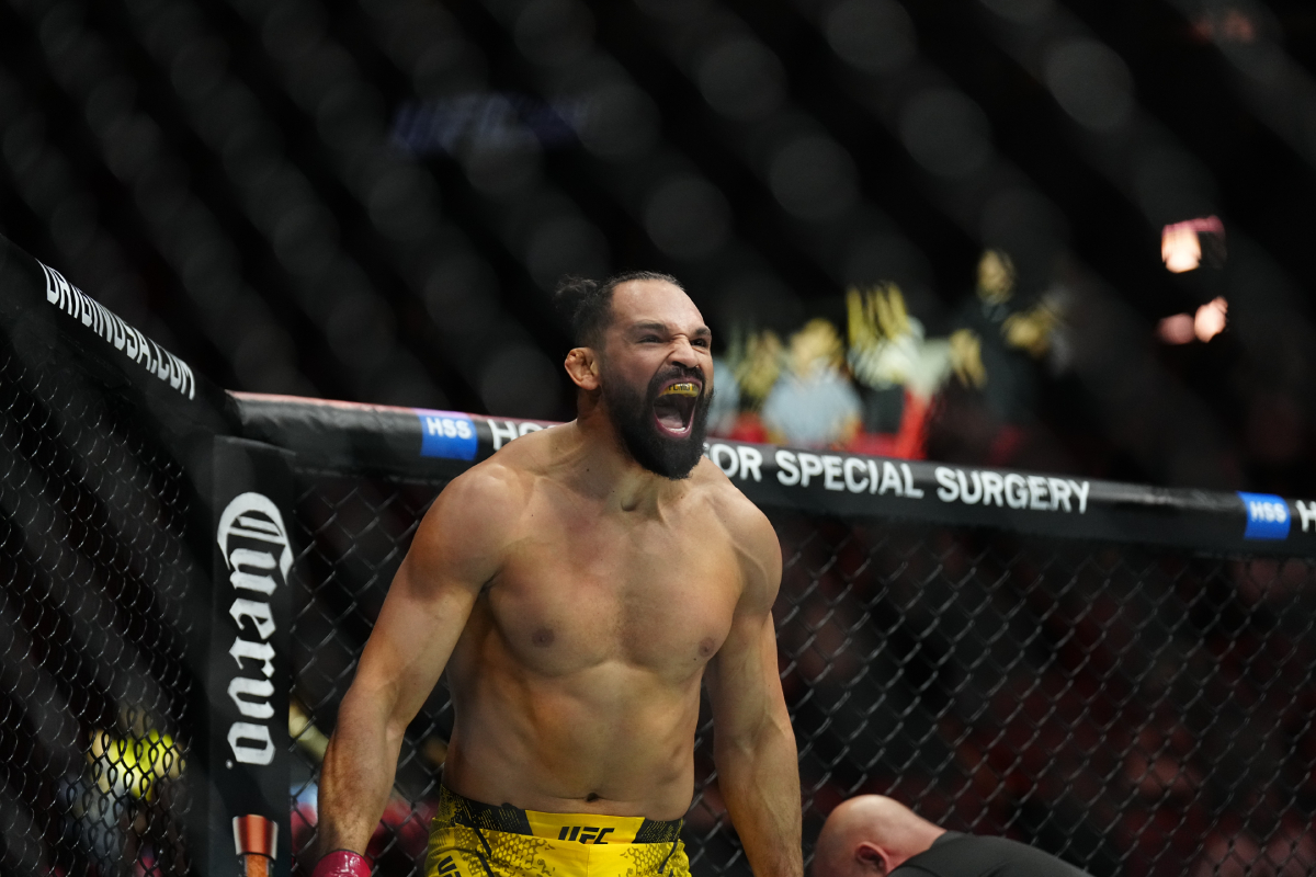 Michel Pereira comemora sua vitória no UFC 299.