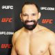 Michel Pereira posa para foto após vencer sua luta no UFC 299.