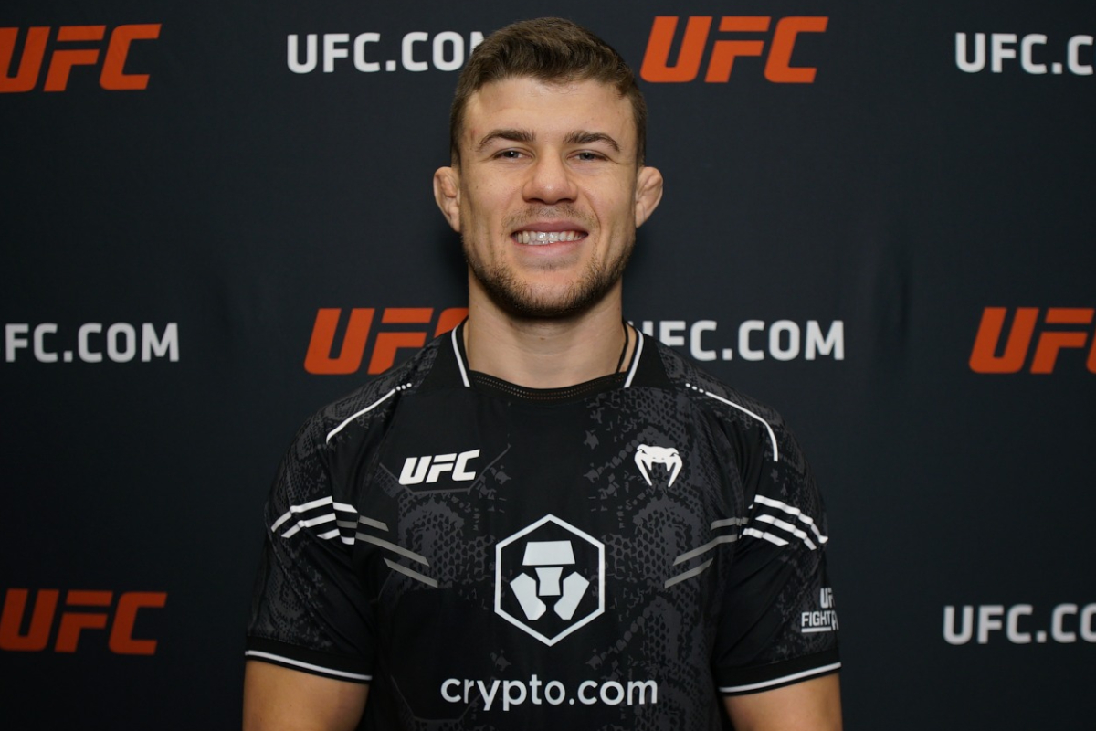 Natan Schulte nos bastidores do UFC Vegas 88, onde foi corner de Thiago Moisés.