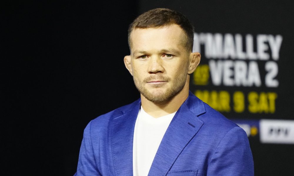 Petr Yan na coletiva de imprensa do UFC 299.